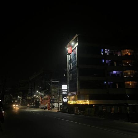 Tower 21 Regency Hotel Kochi Exterior foto