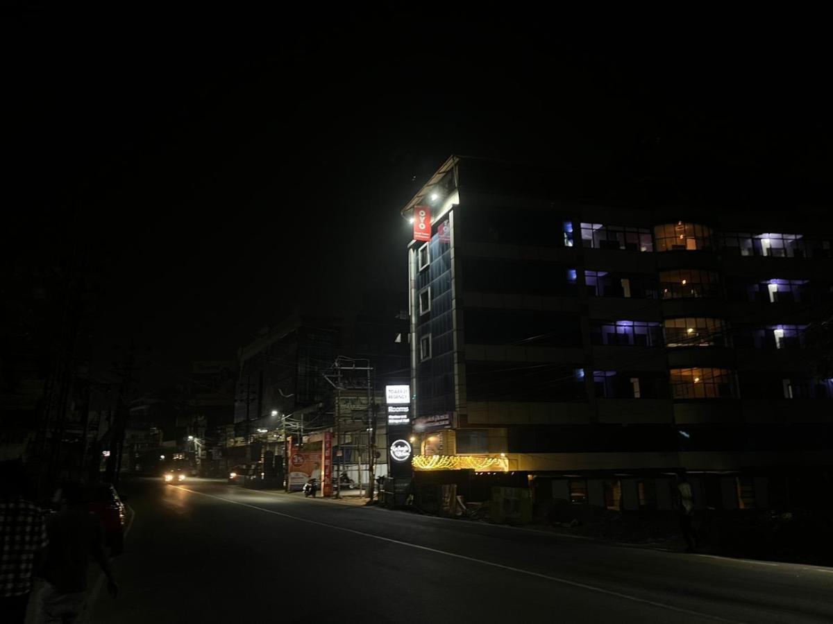 Tower 21 Regency Hotel Kochi Exterior foto